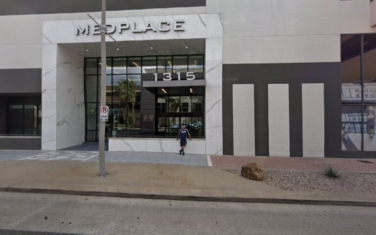 12846 moore dermatology 768x480